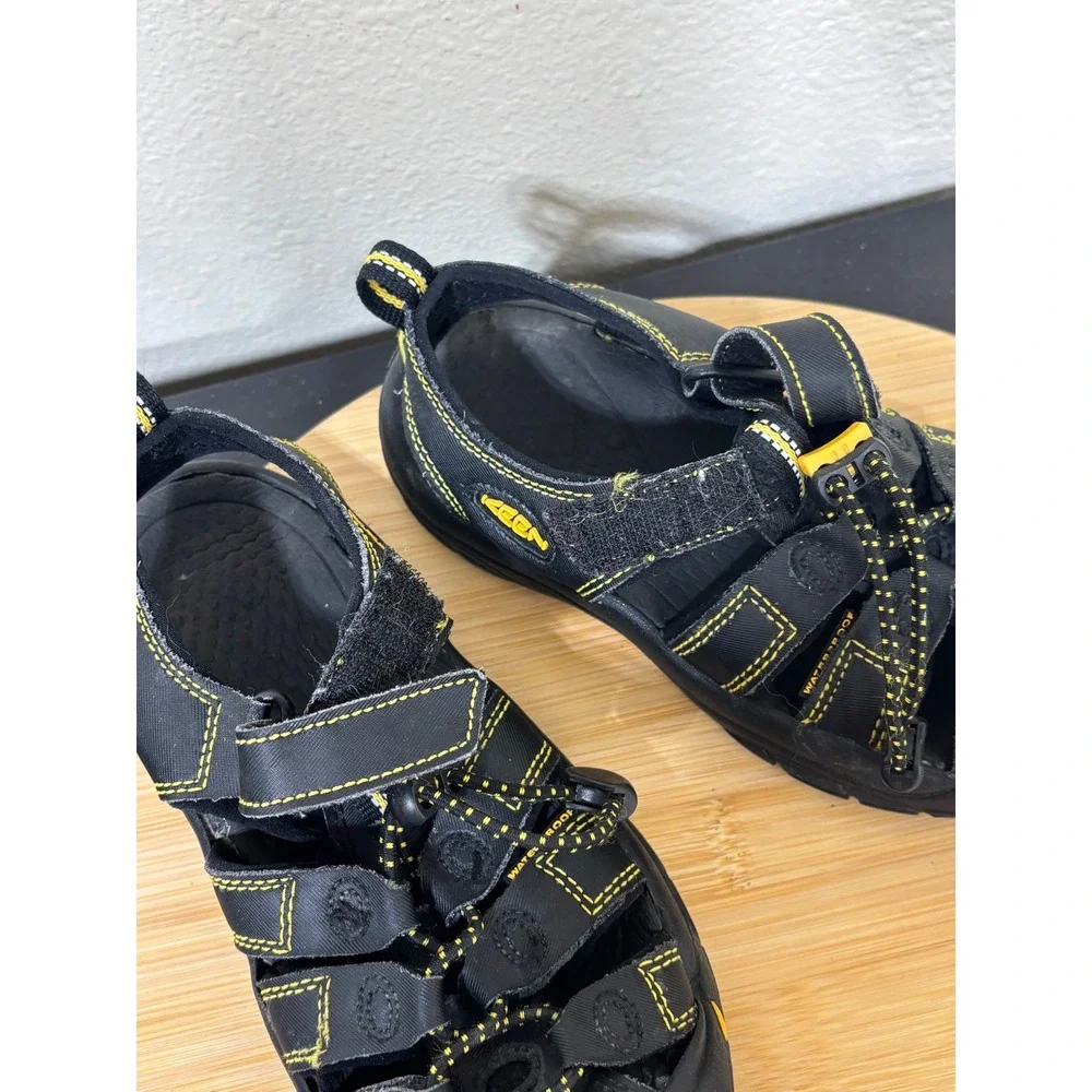 KEEN Sandals Kids 2 Newport H2 Black Yellow Waterproof Sport Hiking Shoes Play
